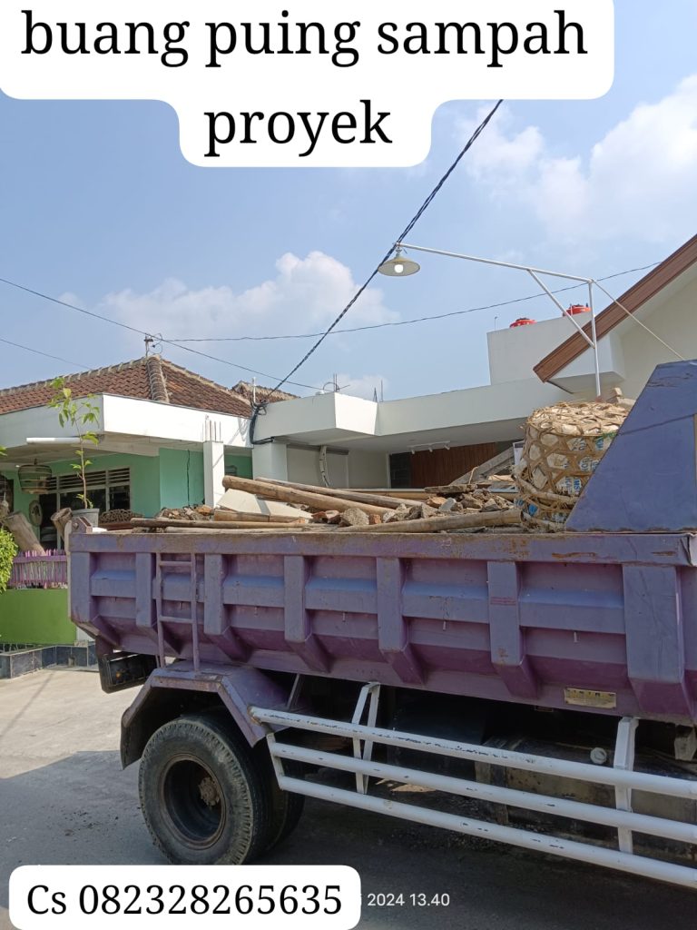 Truk pembuang puing sedang mengangkut material dari proyek konstruksi di Solo Baru