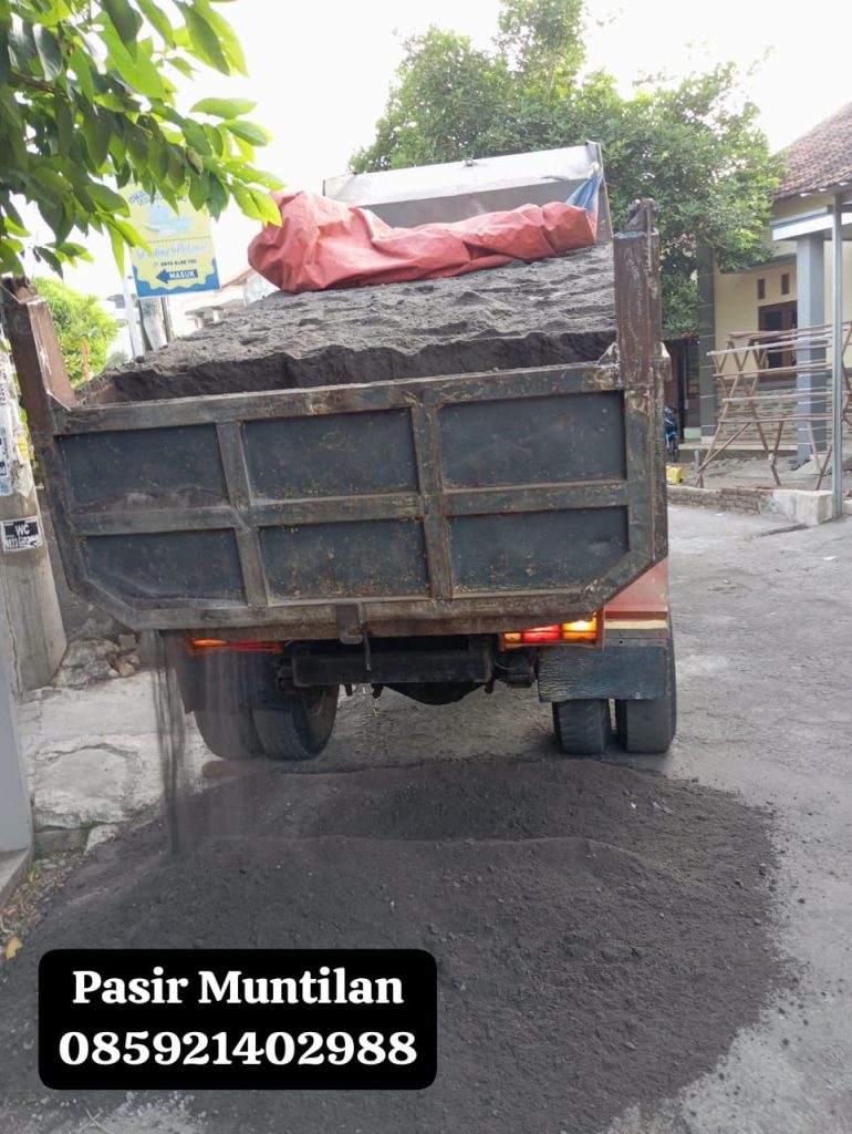 Truk pengangkut pasir Muntilan siap dikirim ke lokasi proyek di Kudus