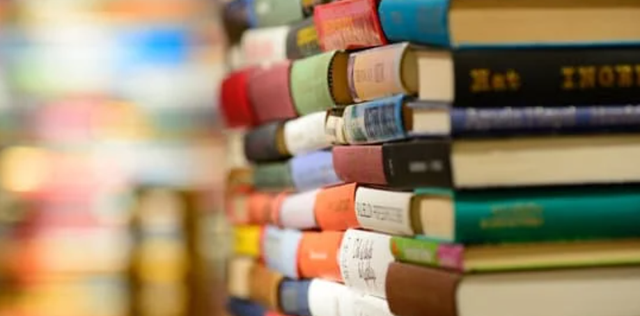 Tumpukan Buku: Antara Kekacauan dan Kebijaksanaan